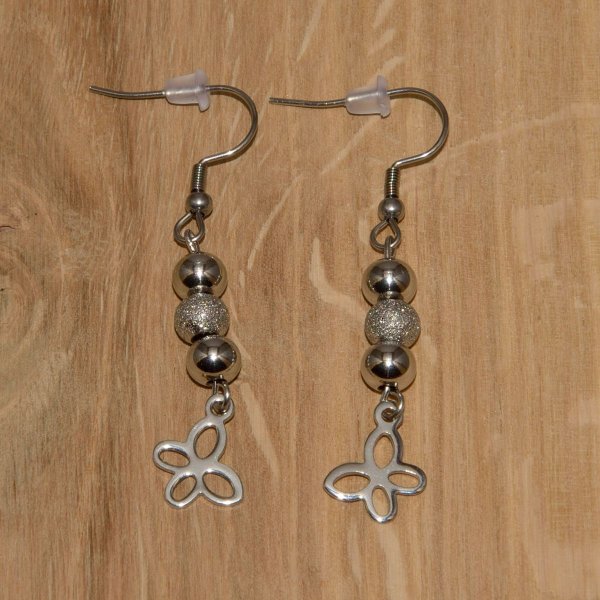 Ohrringe "Triple Pearls" kleiner Schmetterling, Edelstahl bzw. Edelstahl / Glas, personalisierbar