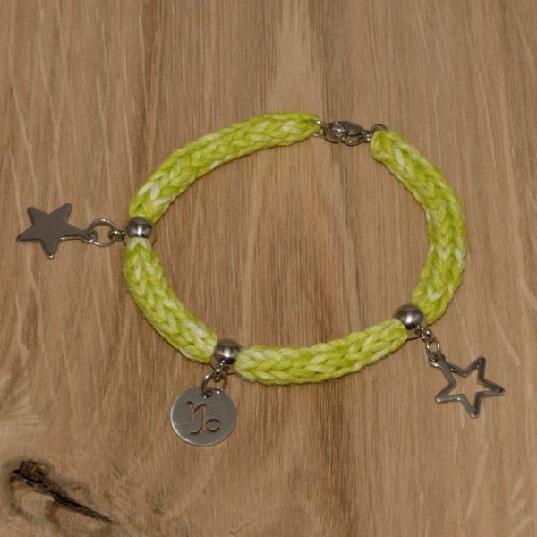 Strickarmband aus 100 % Baumwollgarn in weiß grüngelb mit Charms "Sternzeichen Steinbock" und "Sterne" aus Edelstahl 304