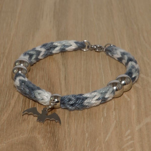 Strickarmband aus 100 % Baumwollgarn in weiß grau mit Charm "Fledermaus" sowie 4 Perlen aus Edelstahl 304