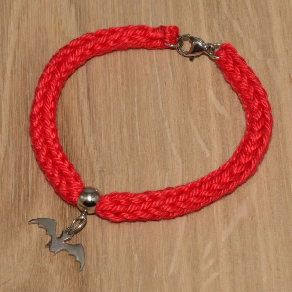 Strickarmband aus 100 % Baumwollgarn in rot mit Charm "Fledermaus" sowie ohne Edelstahlperlen