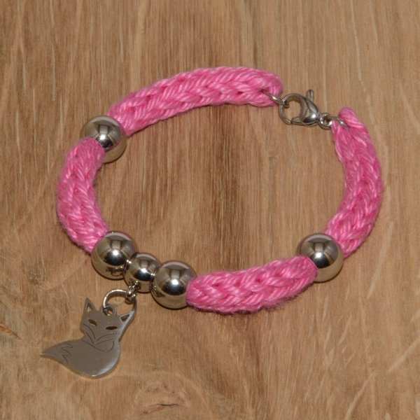 Strickarmband aus 100 % Baumwollgarn in rosa mit Charm "Fuchs" sowie 4 Perlen aus Edelstahl 304