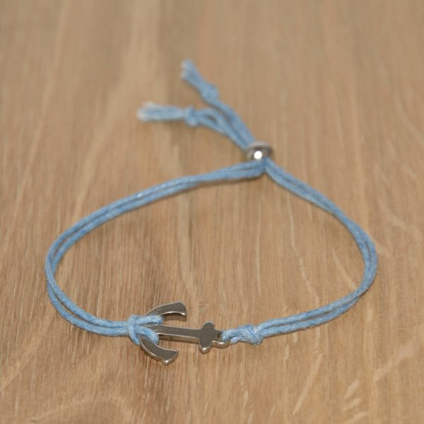 Armband aus gewachster Baumwolle in jeansblau mit Charm "Anker" aus Edelstahl 304 und Schiebeverschluss mit Perle aus Edelstahl 304