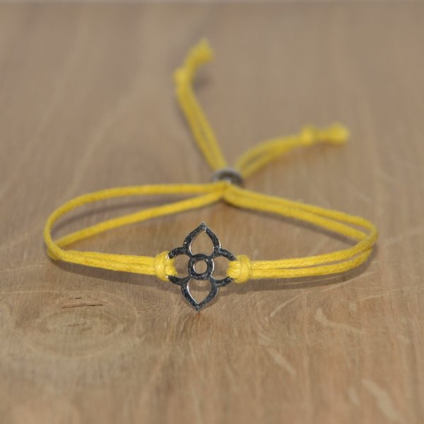 Armband aus gewachster Baumwolle in gelb mit Charm "Blume" aus Edelstahl 304 und Schiebeverschluss mit Perle aus Edelstahl 304