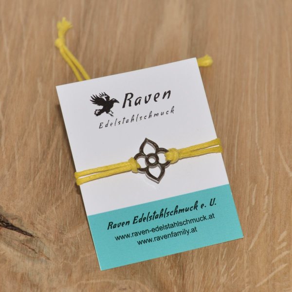 Armband aus gewachster Baumwolle in gelb mit Charm "Blume" aus Edelstahl 304 und Schiebeverschluss mit Perle aus Edelstahl 304