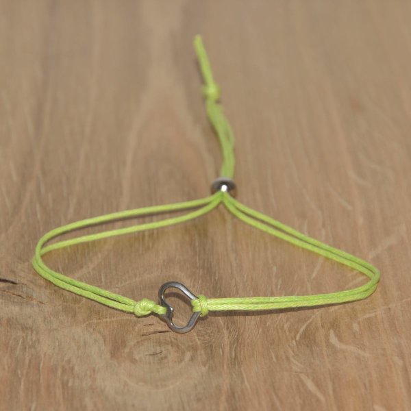 Armband aus gewachster Baumwolle in hellgrün mit Charm "Herz" aus Edelstahl 304 und Schiebeverschluss mit Perle aus Edelstahl 304