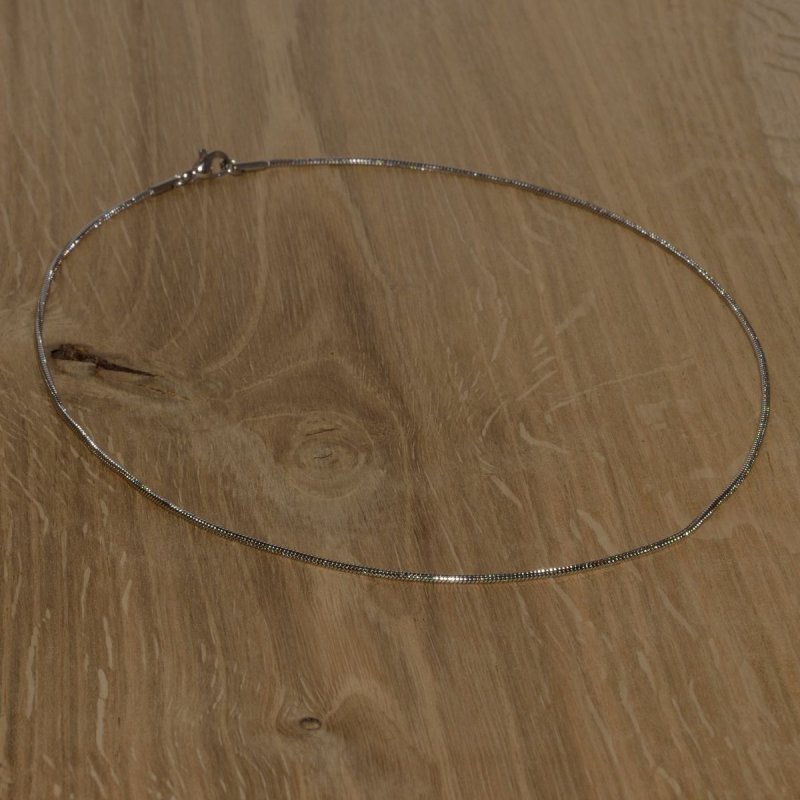 sehr zarte Halskette aus einer 1,5 mm Schlangenkette mit Karabinerverschluss - komplett aus Edelstahl 304.