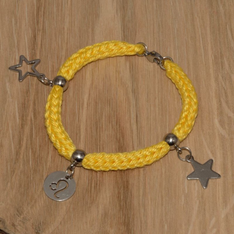 Strickarmband aus 100 % Baumwollgarn in sonnengelb mit Charms "Sternzeichen Löwe" und "Sterne" aus Edelstahl 304