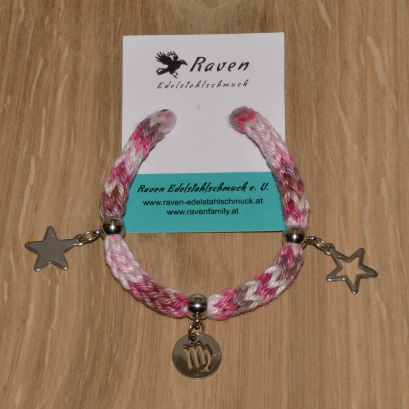 Strickarmband aus 100 % Baumwollgarn in weiß rosa mit Charms "Sternzeichen Jungfrau" und "Sterne" aus Edelstahl 304