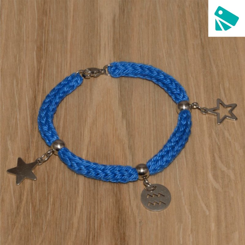 Strickarmband aus 100 % Baumwollgarn in royalblau mit Charms "Sternzeichen Wassermann" und "Sterne" aus Edelstahl 304