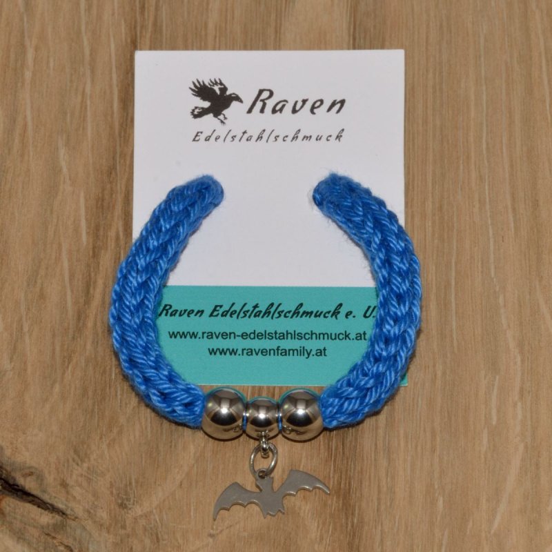 Strickarmband aus 100 % Baumwollgarn in royalblau mit Charm "Fledermaus" sowie 2 Perlen aus Edelstahl 304