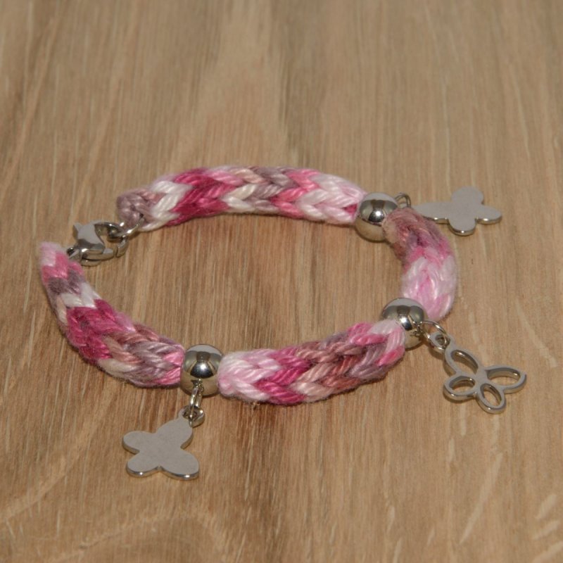 Strickarmband aus 100 % Baumwollgarn in weiß rosa mit Charms "Schmetterlinge" aus Edelstahl 304