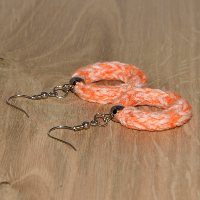 Strickohrringe "Classic" aus 100 % Baumwollgarn in weiß orange mit Ohrhaken aus Edelstahl 316 / 316l und 1 Perle aus Edelstahl 304